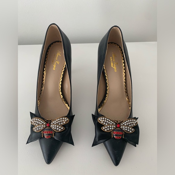 Big Bee Pointed Toe Heel - Picture 2 of 6